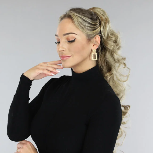 Blonde Gekrulde Ponytail Met Clip 4 Blonde Gekrulde Ponytail Met Clip - Afbeelding 2
