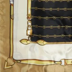 Grote Satin Bandana Met Beige Chain Print -Party Outfitters grote satin bandana met beige chain print 2