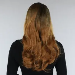 Lange Pruik Met Speelse Pony -Party Outfitters lange pruik met speelse pony 2