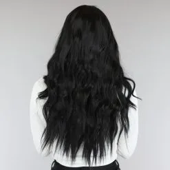 Lange Zwarte Pruik Met Speelse Krullen -Party Outfitters lange zwarte pruik met speelse krullen 1