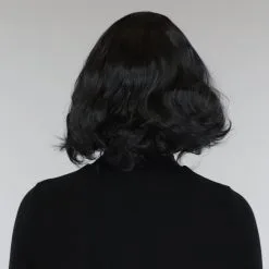 Zwarte Korte Golvende Pruik Met Pony 8 Zwarte Korte Golvende Pruik Met Pony -Party Outfitters zwarte korte golvende pruik met pony 1